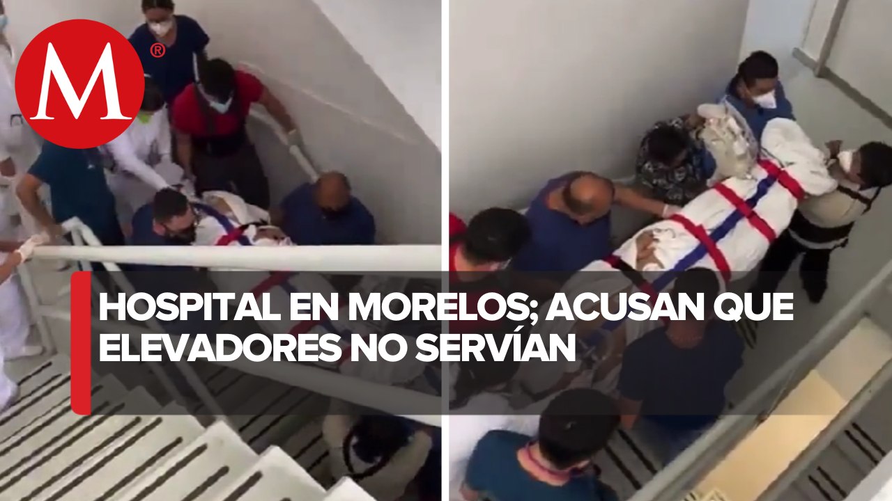 Trasladan a paciente por escaleras de hospital...