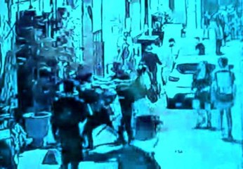 İstanbul'da meydan kavgası kamerada: Torbacı darp edildi, ortalık savaş alanına döndü