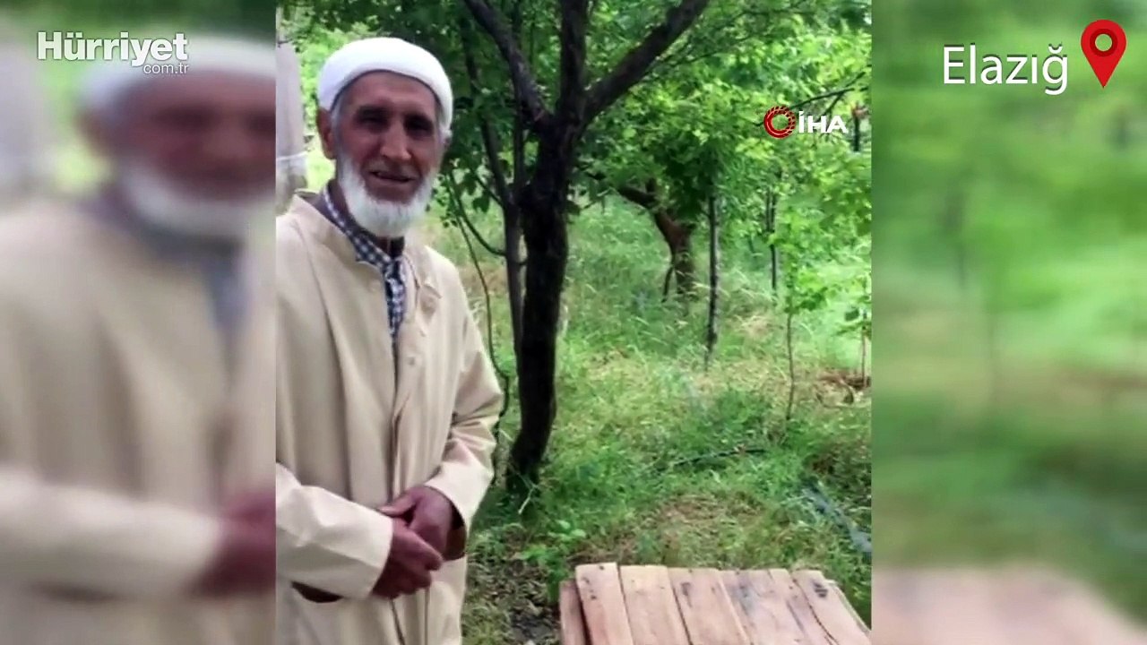 76 yaşındaki Akif Amca, yavru kargayı bebek gibi besliyor