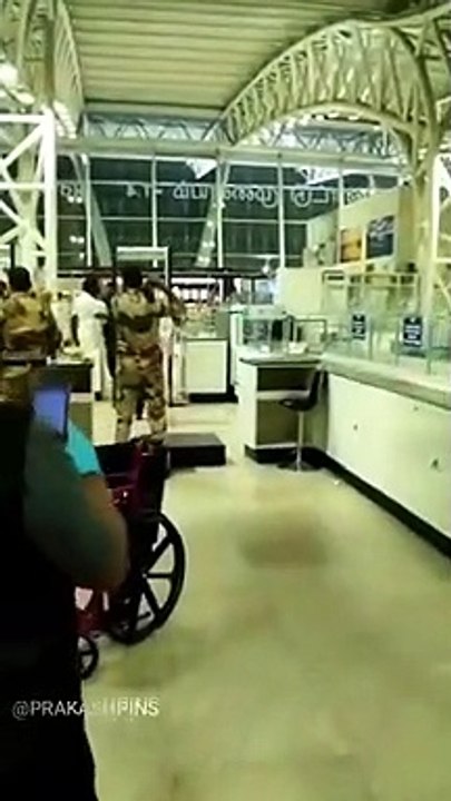 ஒரு செகண்ட் அமைதியாக நின்ற அஜித்.. என்ன பணிவு.. இணையத்தில் டிரெண்டாகும் வீடியோ !