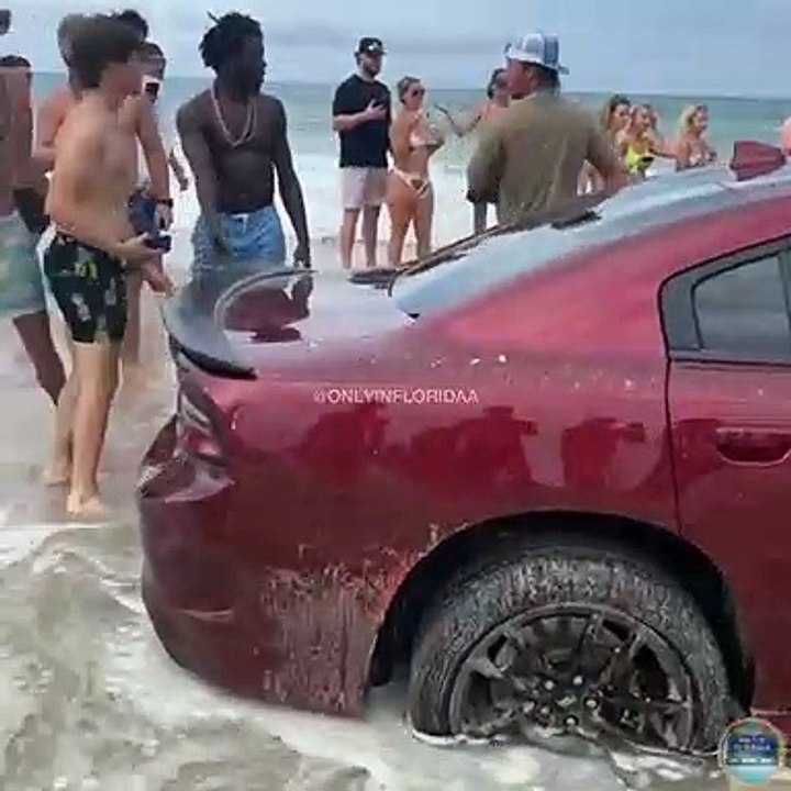 Une journée à la plage qui ne se passe pas comme prévue en Floride