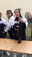 Au Vietnam les collégiens apprennent à démonter et remonter un AK47