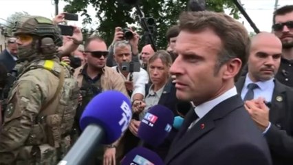 Emmanuel Macron évoque "les stigmates de la barbarie" lors de sa visite à Irpin
