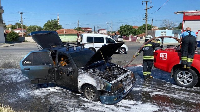 Seyir halindeki otomobil alev alev yandı!