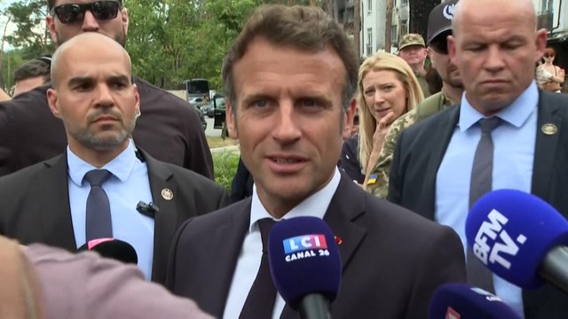 Emmanuel Macron salue l'héroïsme des Ukrainiens