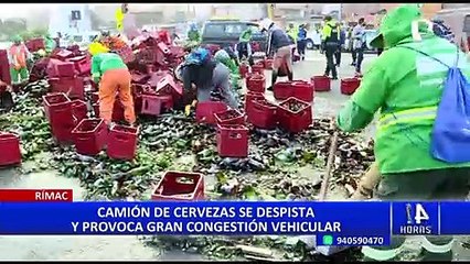 Descargar video: Conductor se da a la fuga: camión con cajas de cerveza se despista y genera tráfico en el Rímac