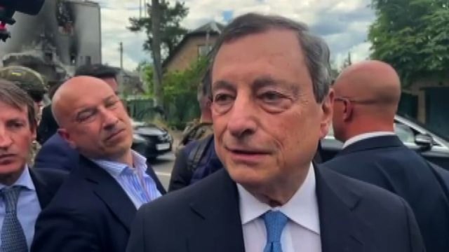 Draghi a Irpin: tutto verrà ricostruito, hanno già iniziato