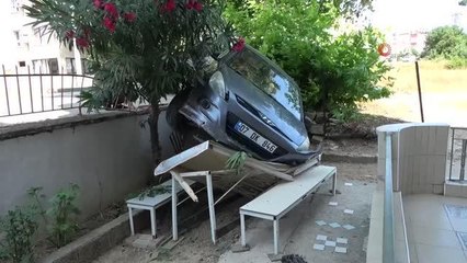 Direksiyon hakimiyetini kaybetti, apartmanın bahçesine böyle uçtu