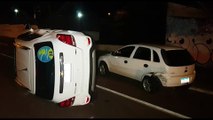 Após bater contra carro estacionado, Chevrolet Tracker tomba na Área Militar