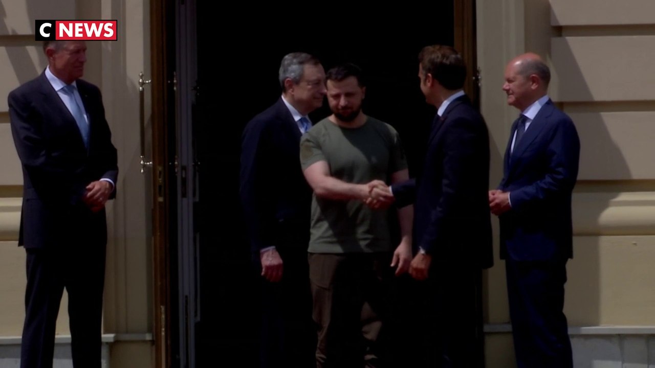 Poignée de main entre Emmanuel Macron et Volodymyr Zelensky à Kiev