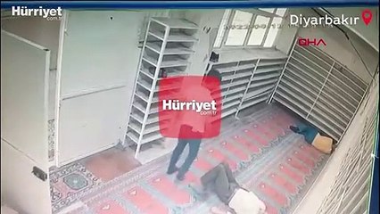 Camide uyuyakaldı, cep telefonu çalındı