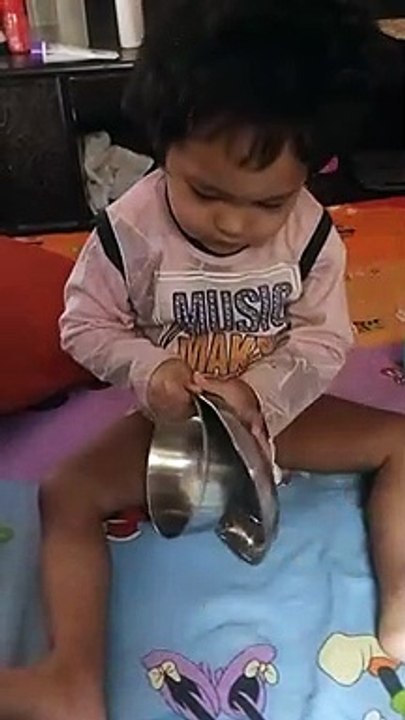 Very Naughty Baby  देखिए, बच्चो को बर्तन के साथ खेलने में कितना मजा आता है