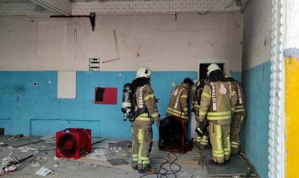 Yangına müdahale etmeye çalışan itfaiye eri yüksekten düştü