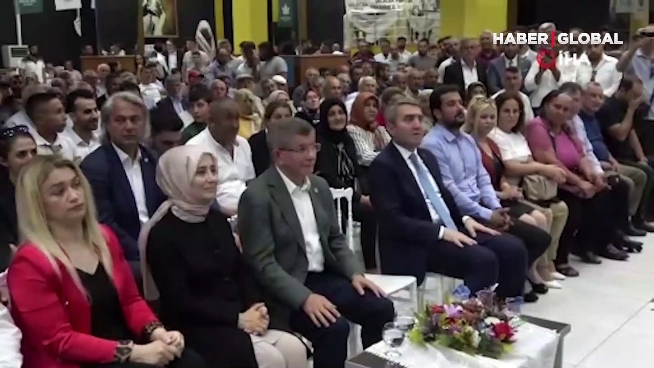 Davutoğlu’nun bozuk mikrofonla imtihanı