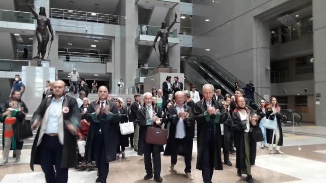 Avukatlar, Adalet Nöbeti Ni Bu Kez Stajyer Avukatlar İçin Tuttu: Tüm Sorunların Kaynağı Siyasi İktidardır. Buna İsyan Ediyoruz