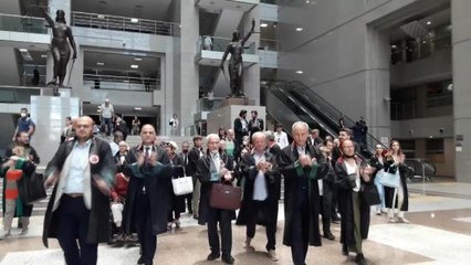 Avukatlar, "Adalet Nöbeti"Ni Bu Kez Stajyer Avukatlar İçin Tuttu: "Tüm Sorunların Kaynağı Siyasi İktidardır. Buna İsyan Ediyoruz"