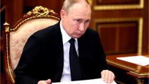 Neue Spekulationen zu Putins Gesundheit: Er hält sich so sehr am Tisch fest, dass seine Adern hervortreten