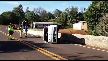 Mulher fica ferida em capotamento na rodovia PR-180, em Cascavel