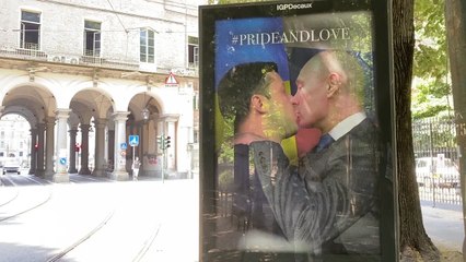 Ucraina, il bacio tra Zelensky e Putin su un manifesto all'ombra della Mole