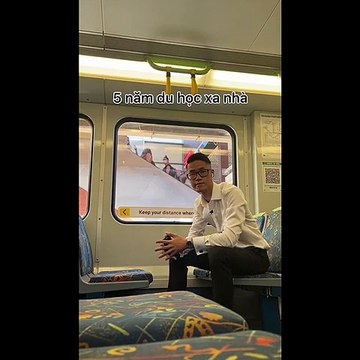 Chàng trai bí mật về quê sau 5 năm du học Úc: Bà chạy ùa ra ôm chầm, hai mắt rưng rưng chực khóc