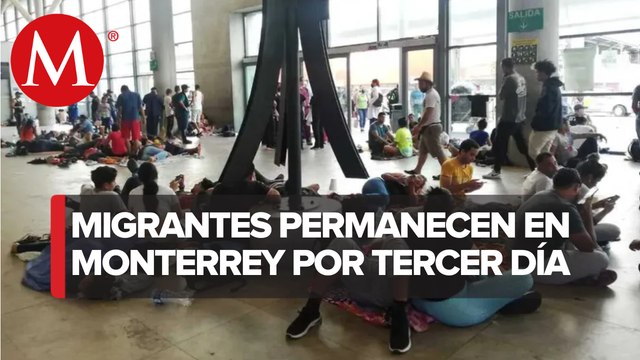 Por tercer día consecutivo, migrantes permanecen en central de autobuses en Monterrey