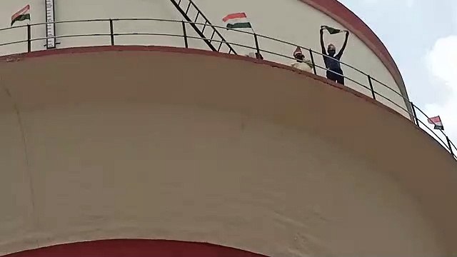 कोटा में पानी की टंकी पर चढ़े कांग्रेस कार्यकर्ता, गांधी परिवार पर ईडी की कार्रवाई का विरोध जताया