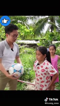 Tài không đợi tuổi: bé gái 10 tuổi chơi bóng giỏi nhất xóm, đám con trai còn sợ