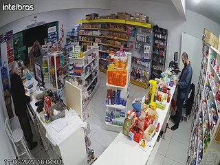 Un client très maladroit dans une pharmacie