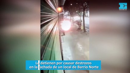 Lo detienen por causar destrozos en la fachada de un local de Barrio Norte