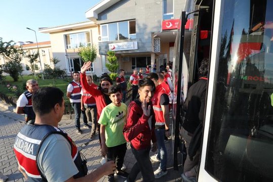 Sınır dışı edilecek 209 Afganistan uyruklu Edirne'den İstanbul'a gönderildi