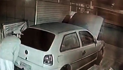 Vídeo mostra bateria de carro sendo furtada no Santa Cruz