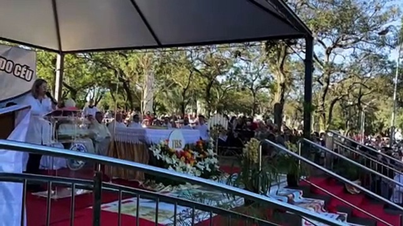 Centenas de fiéis fazem procissão de Corpus Christi na Avenida Brasil