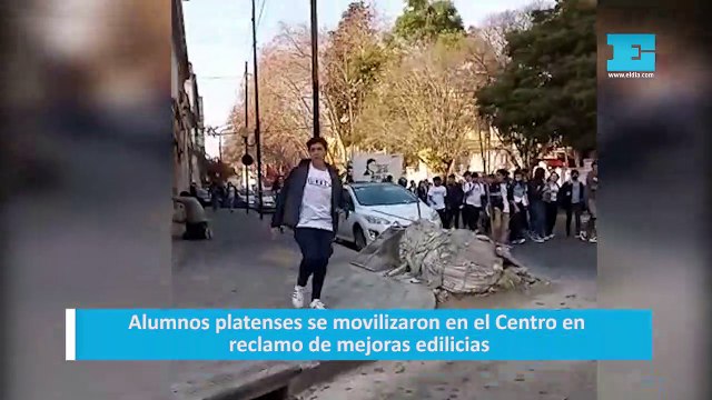 Alumnos platenses se movilizaron en el Centro en reclamo de mejoras edilicias
