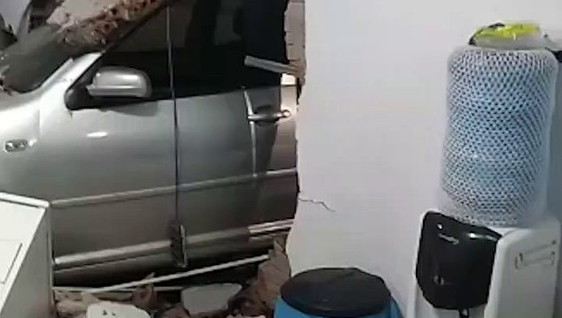 Carro invade e destrói salão de beleza no Bairro Cascavel Velho