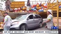 ¡Bomba de Tiempo! Camión repleto de “chimbos” de gas aplasta vehículo y moto en Las Casitas