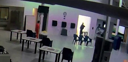 VÍDEO | Reclusa trata de ahorcar a guardia con una funda de almohada en cárcel de Florida, EEUU