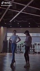 Minh Tú train kỹ năng catwalk cho Nam Em