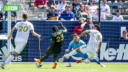 Chicharito' Hernández falla frente a la portería en el empate del Galaxy