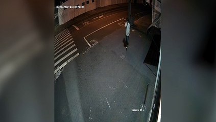 Olha a pedra! Indivíduo tenta arrombar estabelecimento a pedradas