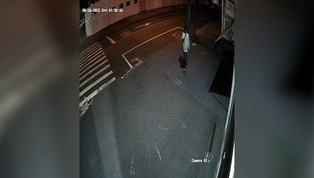 Olha a pedra! Indivíduo tenta arrombar estabelecimento a pedradas