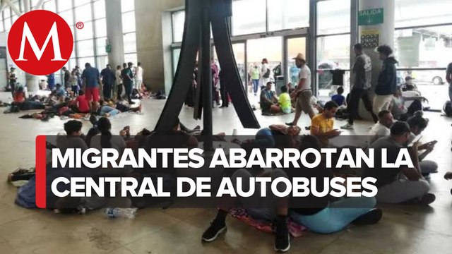 Migrantes continúan varados en la central de autobuses de Nuevo León