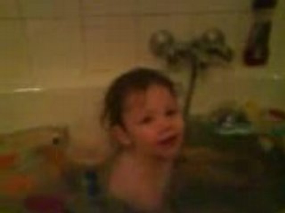 Laly chante dans le bain