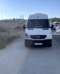 Kaldırımda ilerleyen personel servisinin önüne atlayıp tepki gösterdi