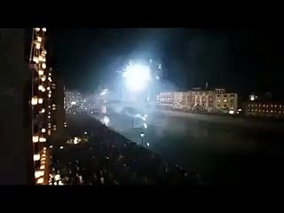 Download Video: Pisa, gli spettacolari fuochi d'artificio per la Luminara di San Ranieri 2022