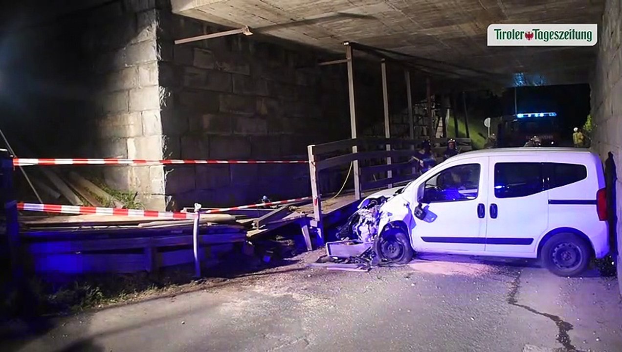 Alko-Lenker (43) prallte in Fügen gegen Fußgängersteg