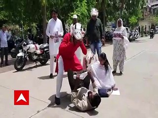 Jamnagar: કોંગ્રેસના મહિલા નેતા 'ગાય' બનીને પાછળ પડતાં નેતા ભાગ્યા, જુઓ વીડિયો
