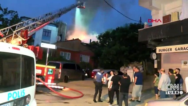 Ataşehir'de iki katlı binanın çatısı alev alev yandı