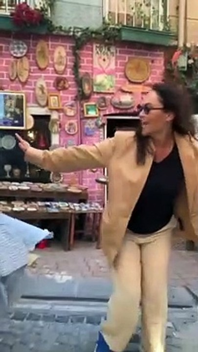 Hülya Avşar yeni şarkısı eşliğinde Kozmik Dede ile sokakta dans etti