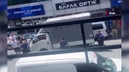İstanbul’da hareketli anlar: Oğluyla tartışıp etrafa saldırdı, polis silah çekip biber gazı sıktı