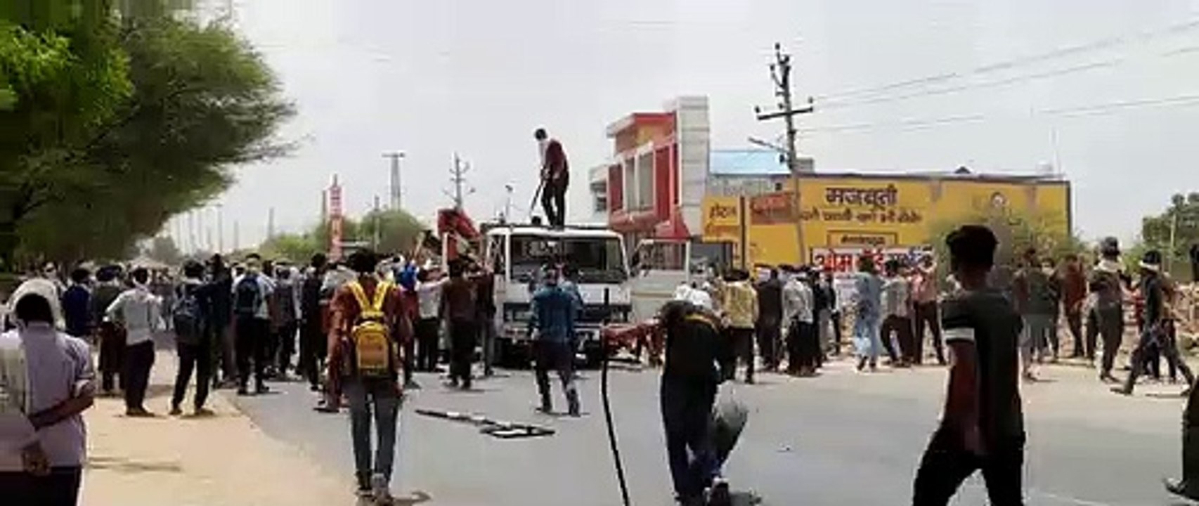 अग्निपथ का विरोध कर रहे युवाओं ने हाईवे जामकर पुलिस पर किया पथराव, गाडिय़ों व एटीएम में की तोडफ़ोड़, रेलवे स्टेशन पर भी मचाया उत्पाद